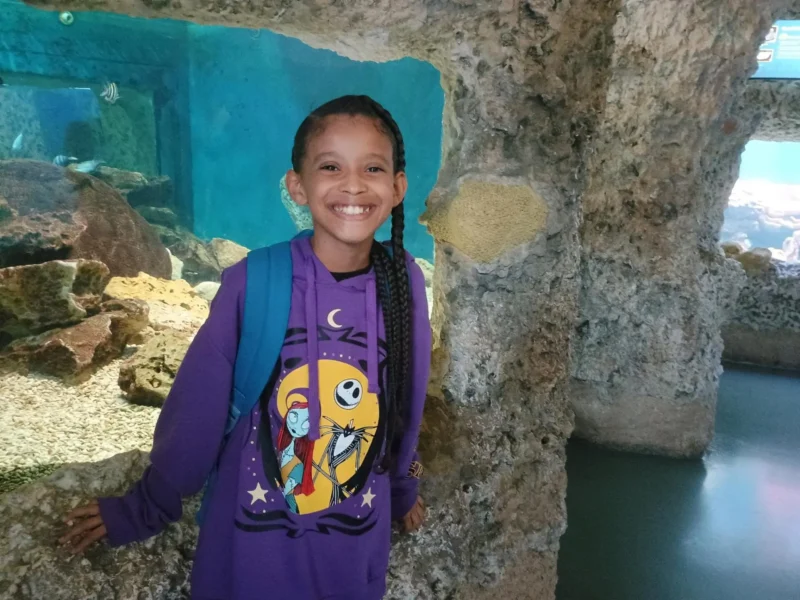 chica feliz sonriendo