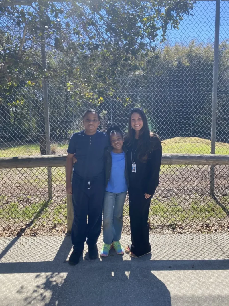 estudiantes sonriendo en el parque