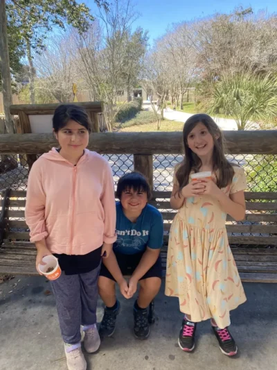 estudiantes felices en el zoo