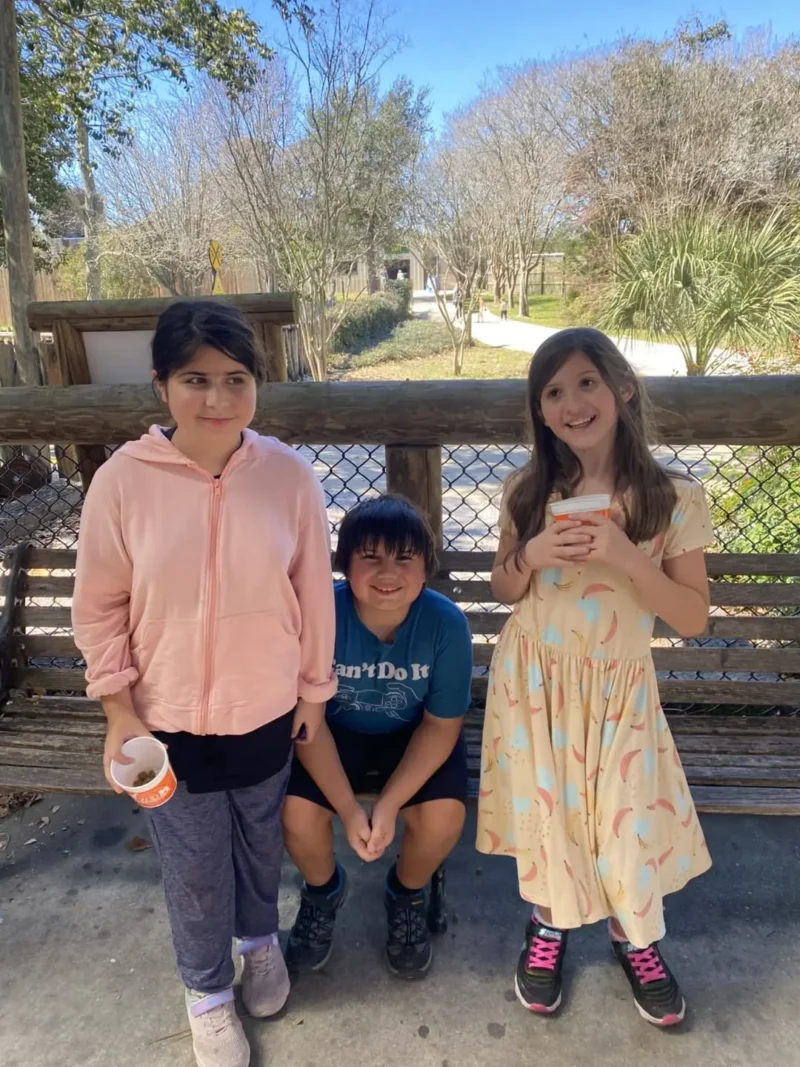 estudiantes felices en el zoo