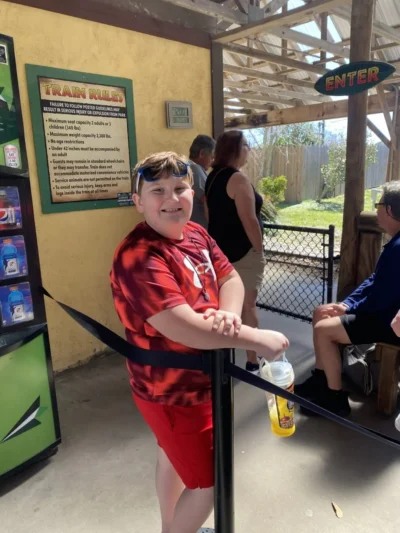 niño feliz en el zoo