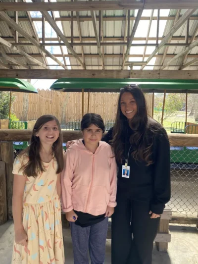 profesor y chicas en el zoo