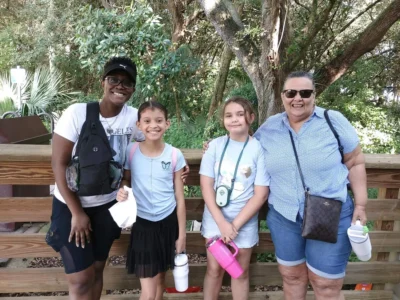 Dos mujeres adultas con dos niñas