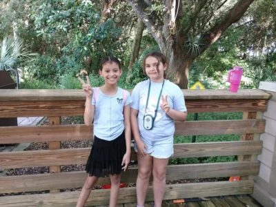 Dos chicas sonriendo para una foto