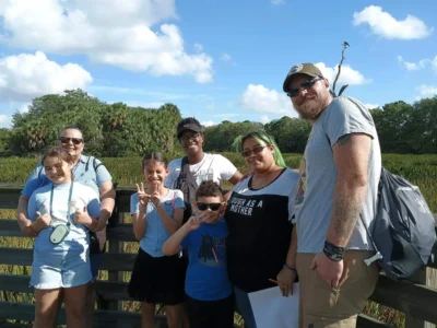 Grupo de personas con niños siendo felices