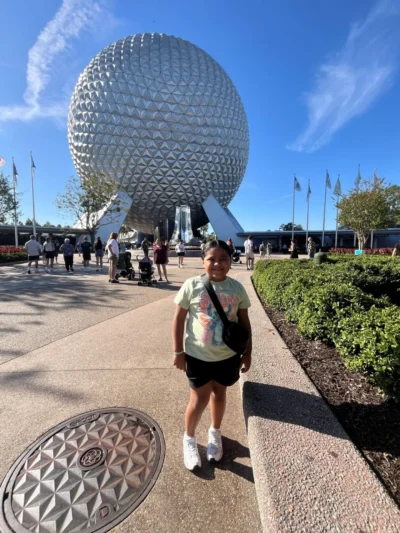 chica en el parque epcot