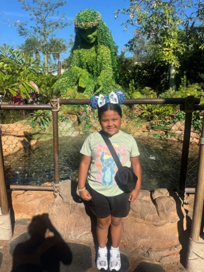 Chica en el parque Epcot