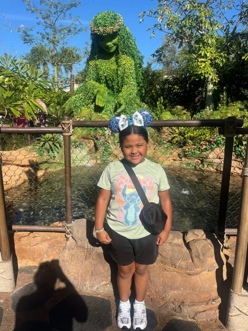 Chica en el parque Epcot