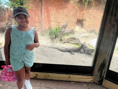 estudiante sonriendo en el zoo