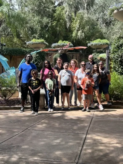 Profesores y alumnos en el zoo