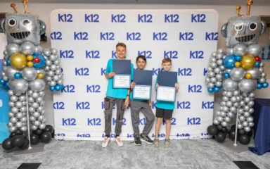 Entrega de diplomas a los niños