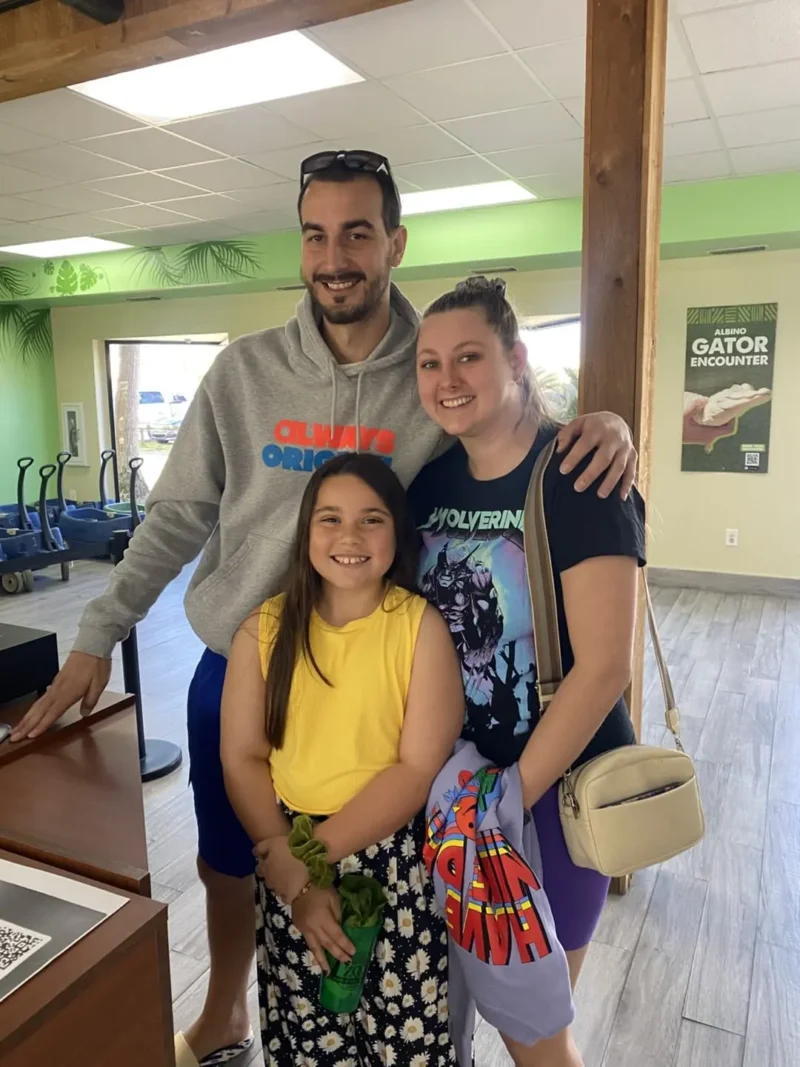 familia en la sala del zoo