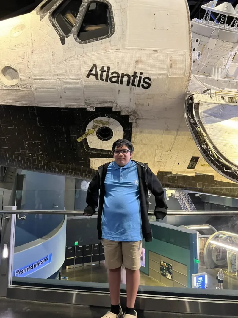 Chico en el centro espacial lugar