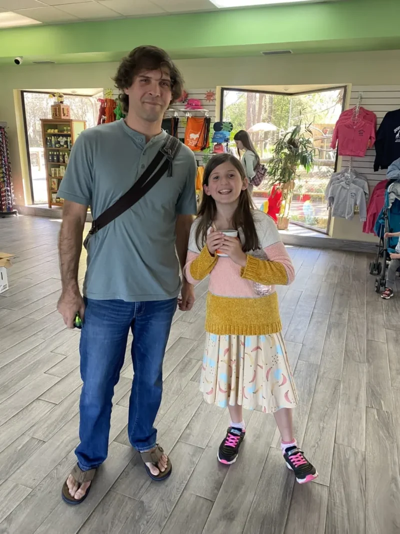 chica y chico sonriendo