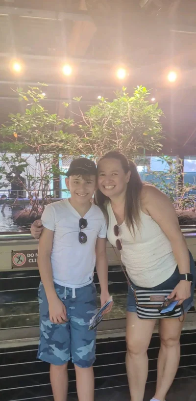 Mamá e hijo sonriendo