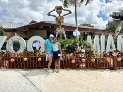 Niñas en el zoo con decoración de octubre