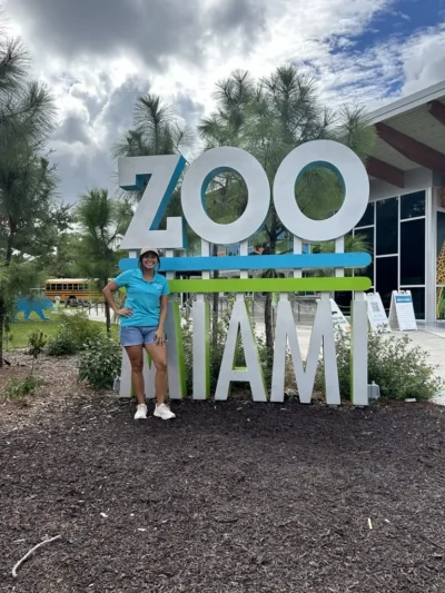 Niña sonriendo en el zoo de Miami