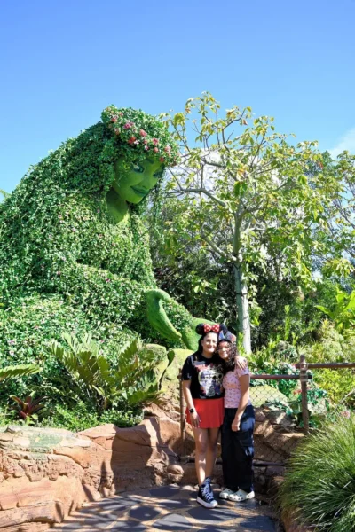 chicas en la atracción moana