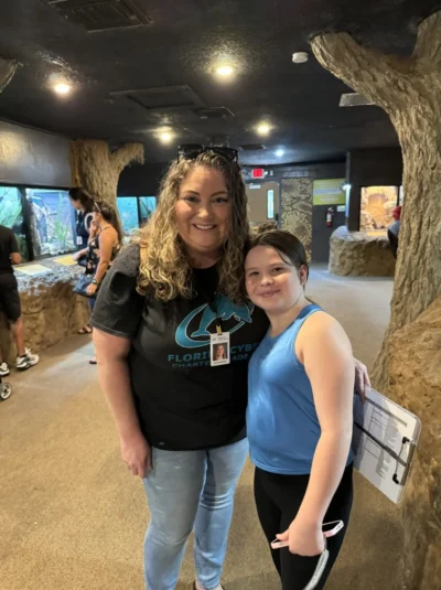 profesor con alumno en el zoo