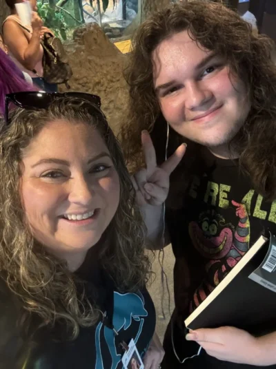 profesor con alumno sonriendo