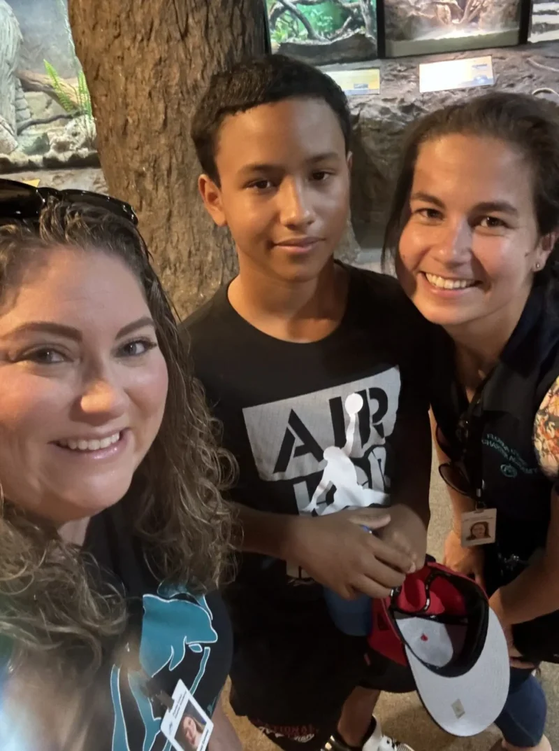 niño con profesores en el zoo