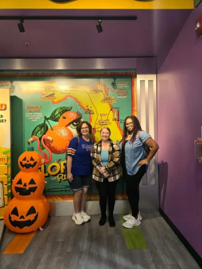 Tres mujeres junto a tres calabazas