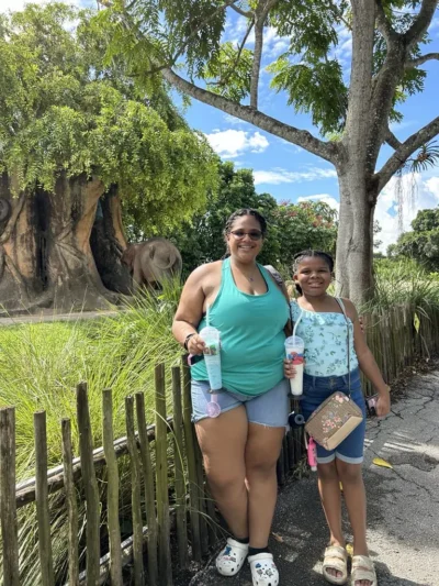 mamá e hija en el zoo con elefante