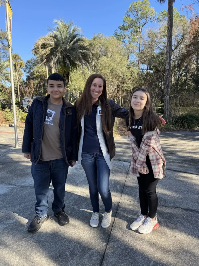 Gente sonriendo en el parque
