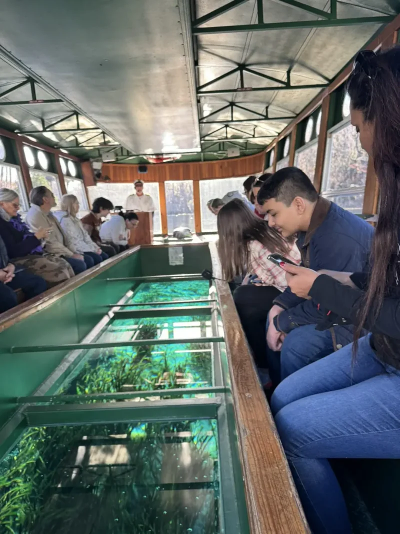 gente mirando el lago desde un barco