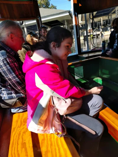 chica mirando el lago desde el barco