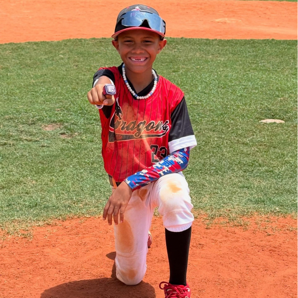 Félix en el campo de béisbol.
