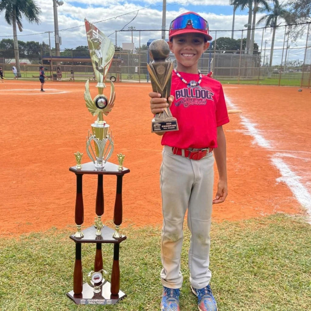 Félix en el campo de béisbol.